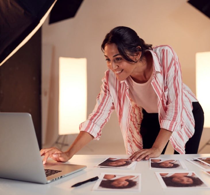 woman with a computer at Balele